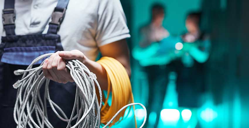 Elektrotechniker hält Kabel